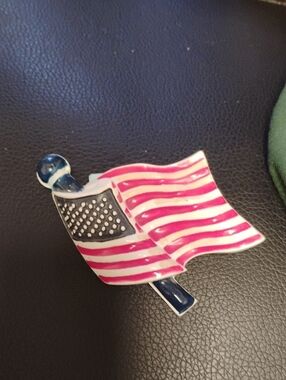 AMERICAN FLAG LAPEL PIN EXCELLENT CONDITION